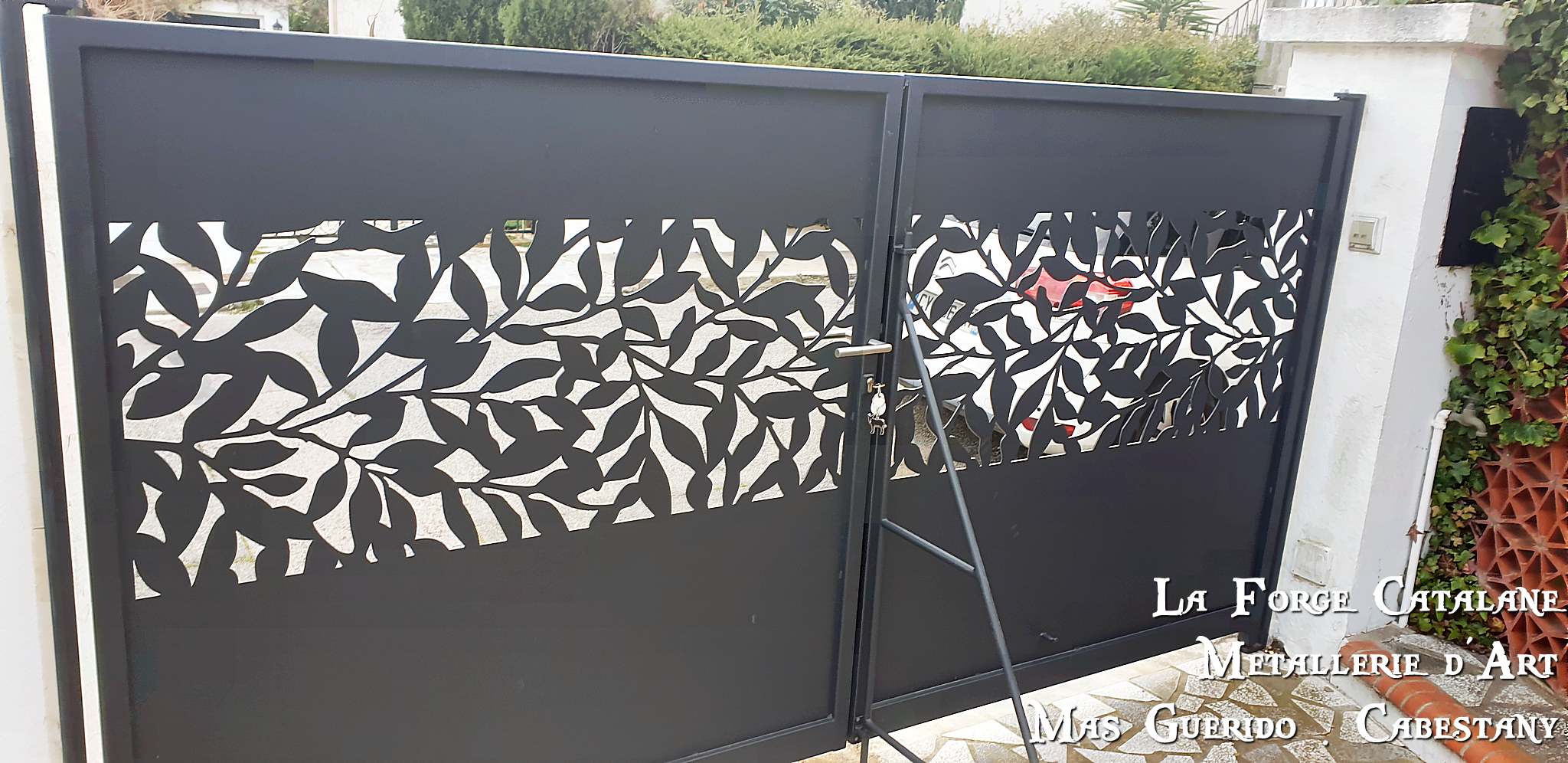 portail deux vantaux avec motif feuillage decoupe au laser forge catalane.jpg